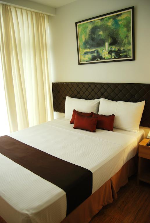 Capitol Central Hotel And Suites Cebu Room photo