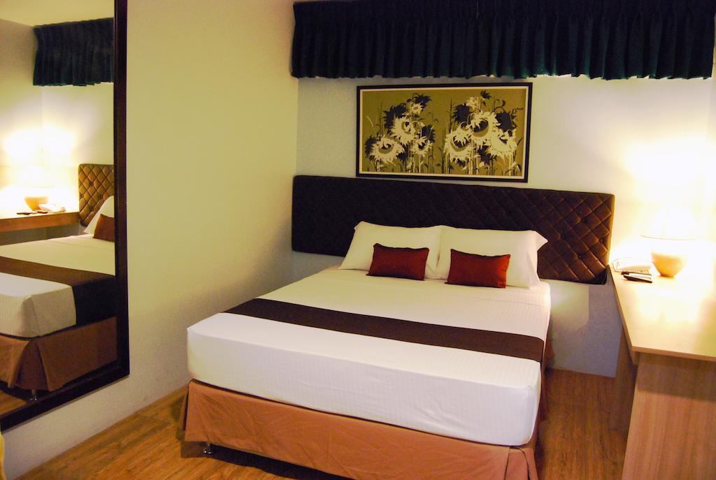 Capitol Central Hotel And Suites Cebu Room photo